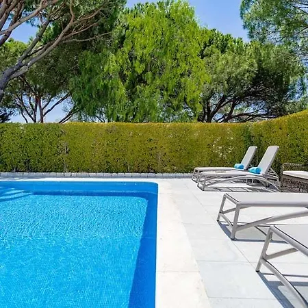 Вилла Sleeps 5 With Pool Air Con And Wifi *