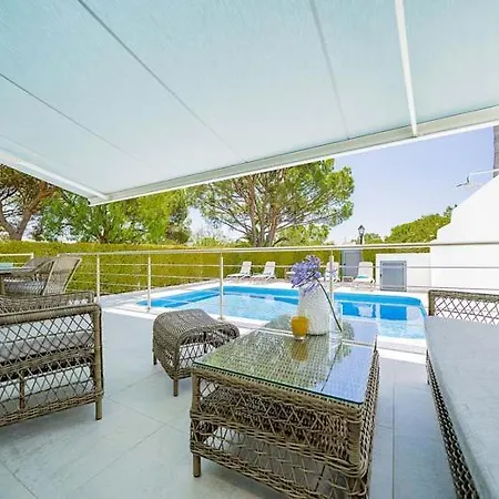 Sleeps 5 With Pool Air Con And Wifi *