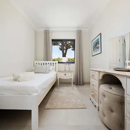 Sleeps 5 With Pool Air Con And Wifi