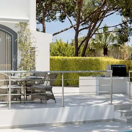 Sleeps 5 With Pool Air Con And Wifi Вилла *