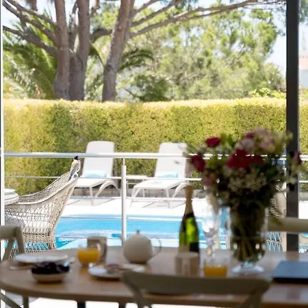 Sleeps 5 With Pool Air Con And Wifi