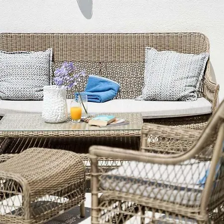 Sleeps 5 With Pool Air Con And Wifi