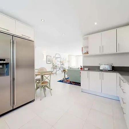 Sleeps 5 With Pool Air Con And Wifi